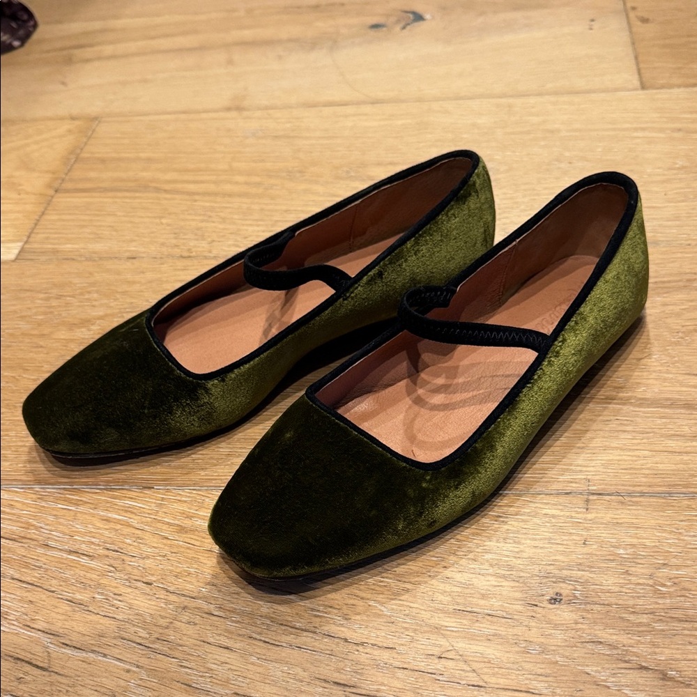 Madewell size 8 (fits 8.5) green velvet Maryjane flats